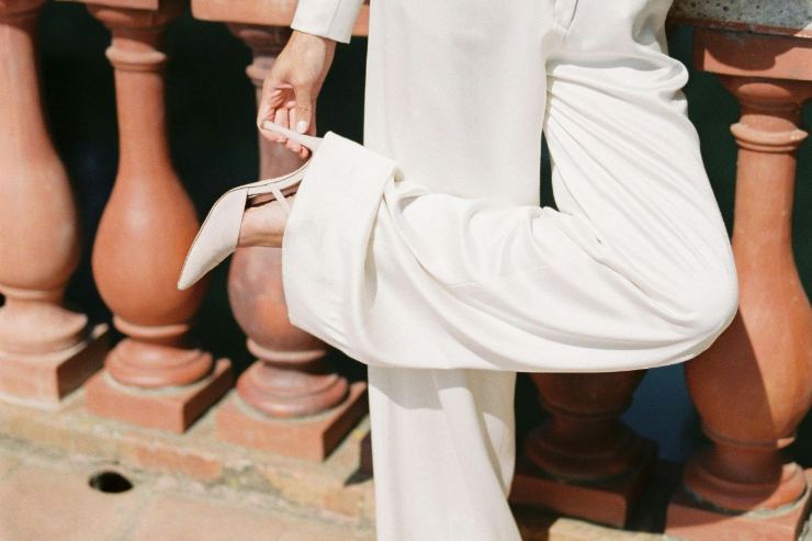 ragazza con pantaloni a palazzo