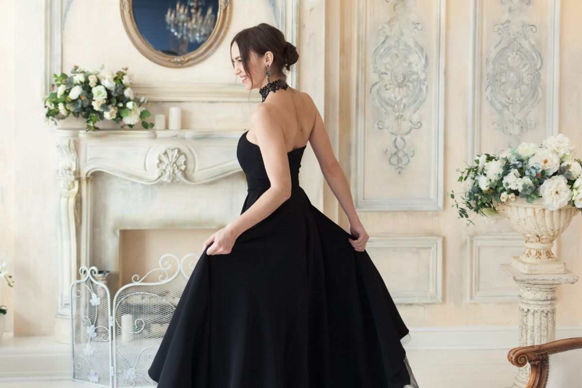 ragazza con abito elegante nero