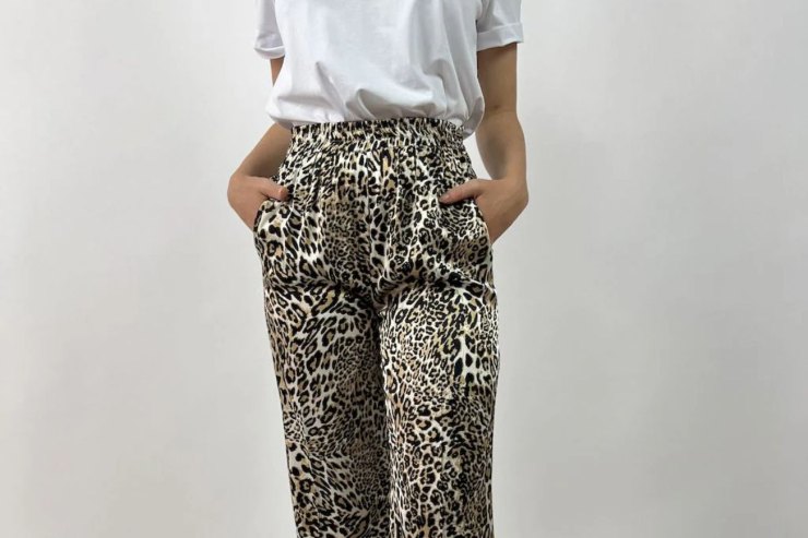 Ragazza che indossa pantalone con stampa animalier