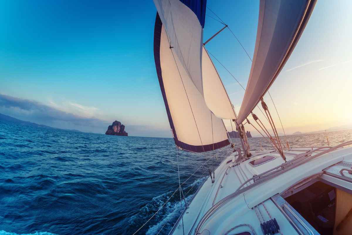 barca a vela con tramonto