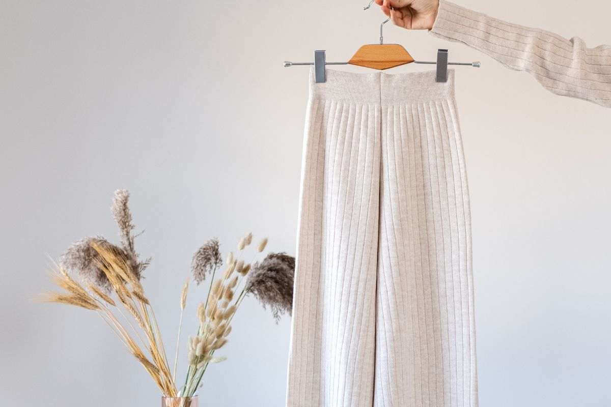 pantaloni bianchi appesi ad una gruccia