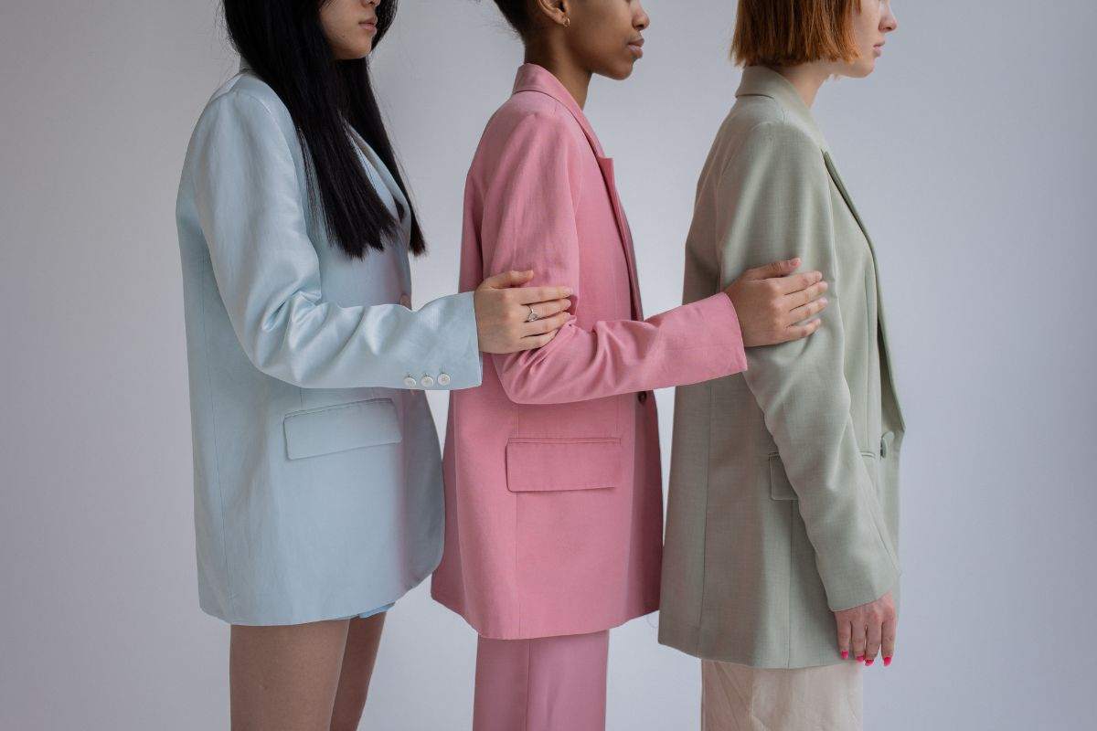 ragazze con completi colorati