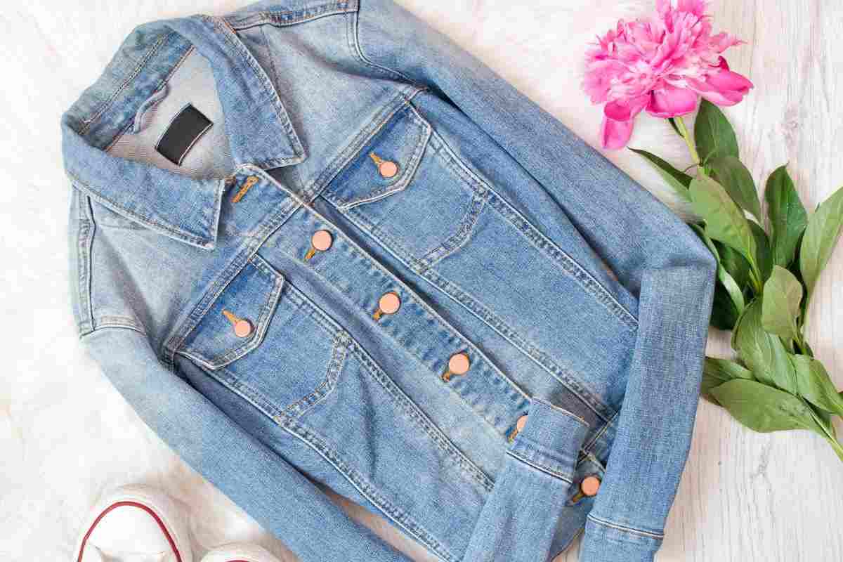 giacca di jeans con scarpe e mazzo di fiori