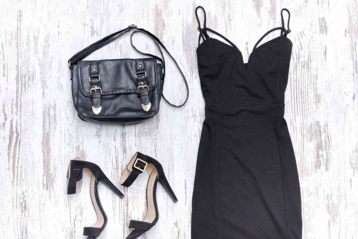 tubino nero, scarpe e borsa
