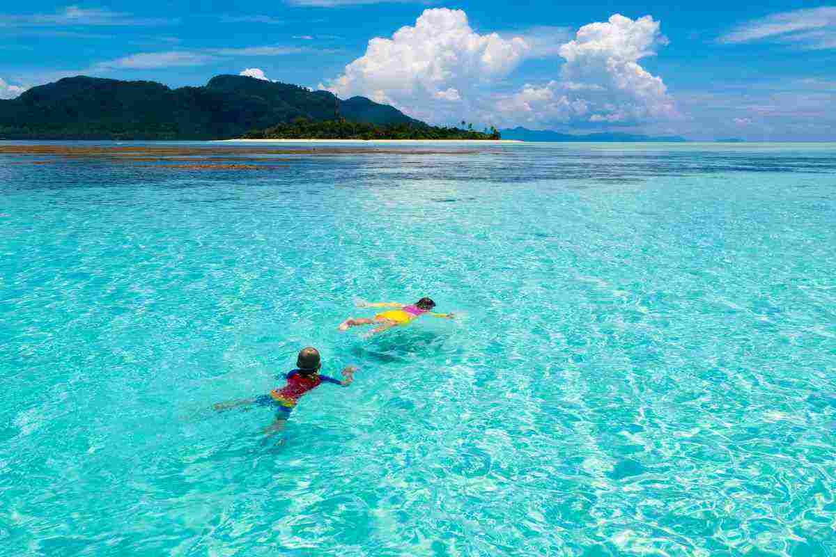 Mare cristallino con bambini