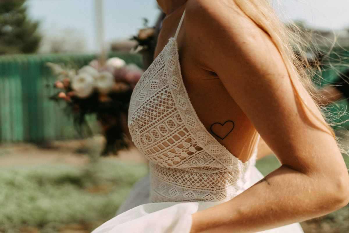 ragazza con top in pizzo bianco