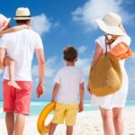 famiglia di spalle al mare