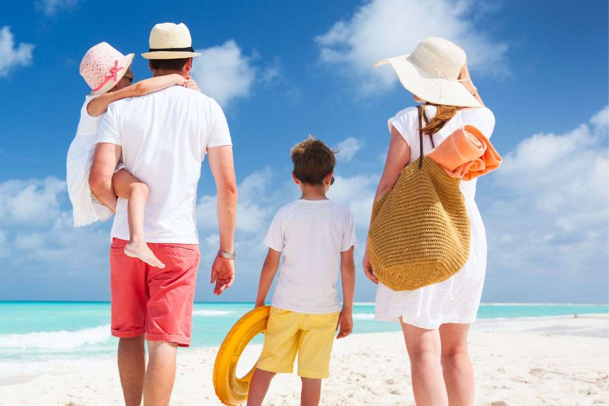 famiglia di spalle al mare