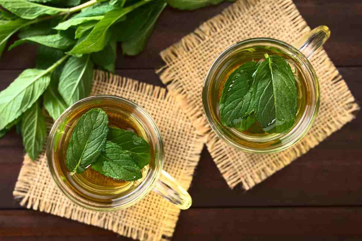 Bicchieri con tisane su un tavolo visti dall'alto