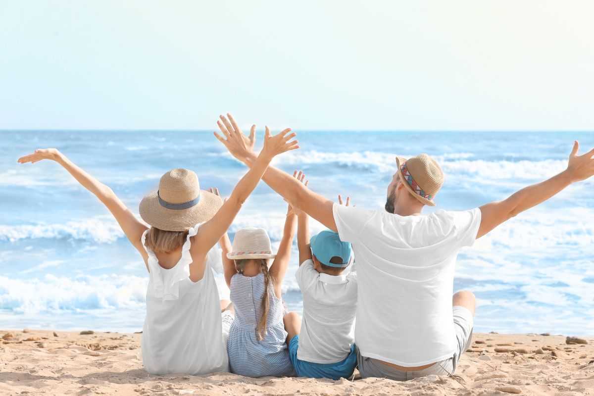 famiglia felice di spalle al mare
