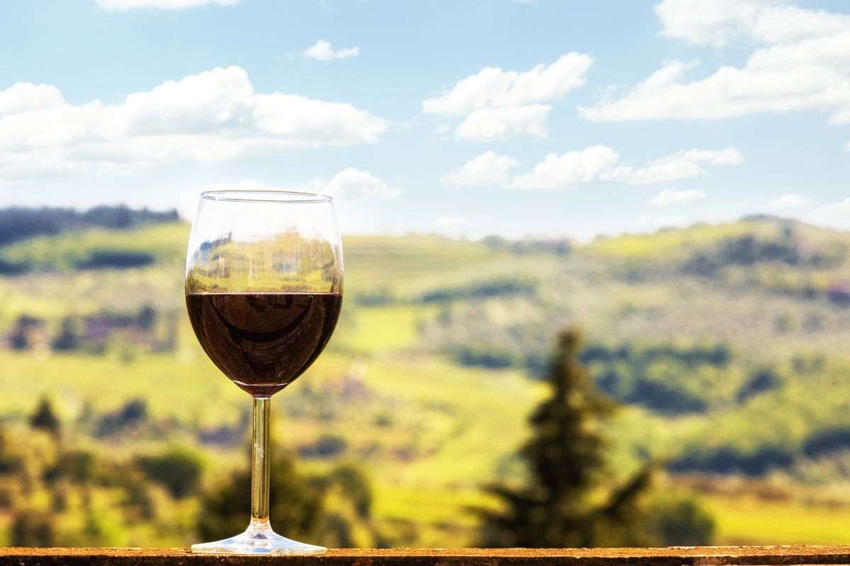 calice di vino con sfondo Chianti