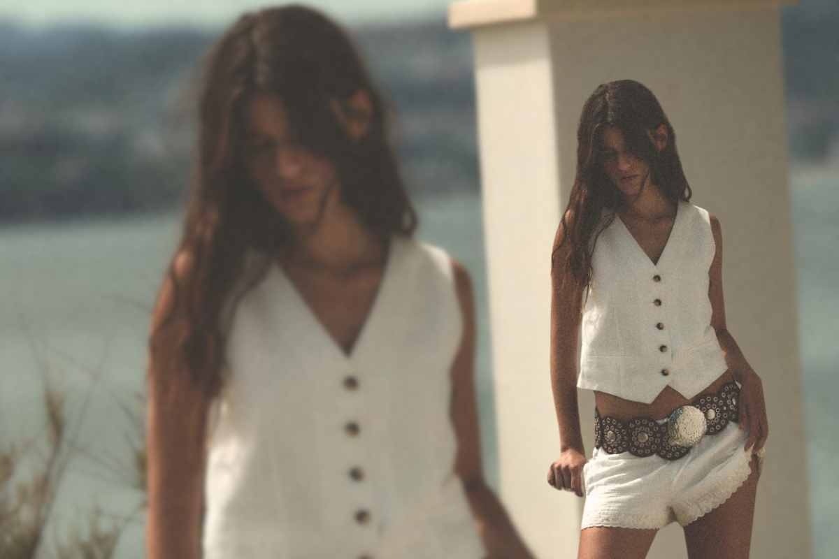 modella con gilet bianco