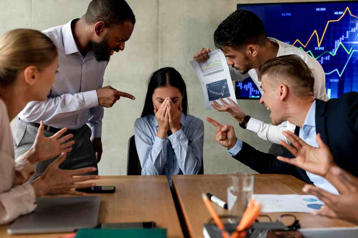 mobbing sul lavoro donna vessata dai colleghi