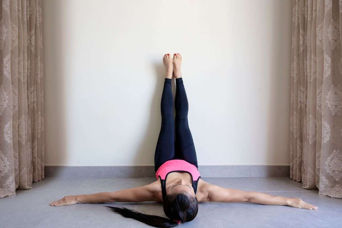 ragazza che fa pilates a muro