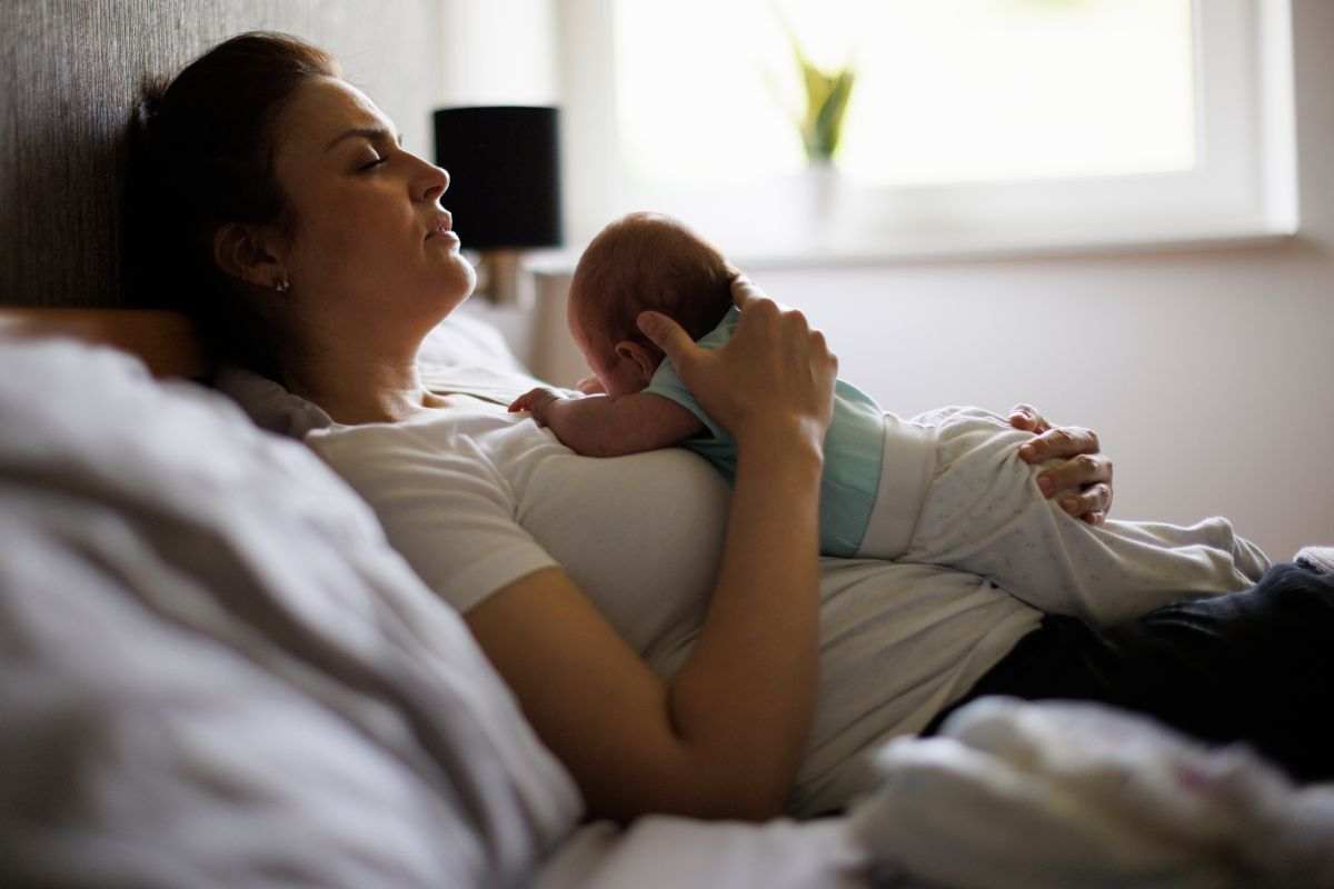 mamma che fa dormire neonato