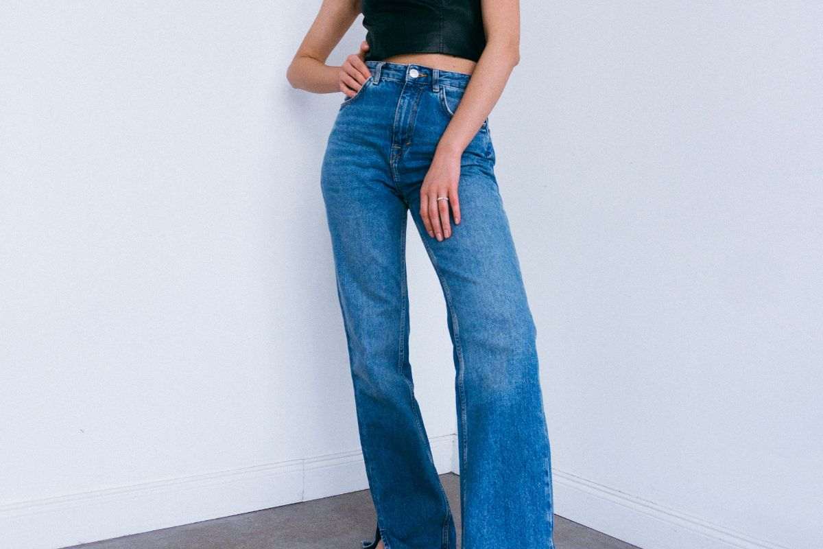 ragazza con outfit jeans e crop top