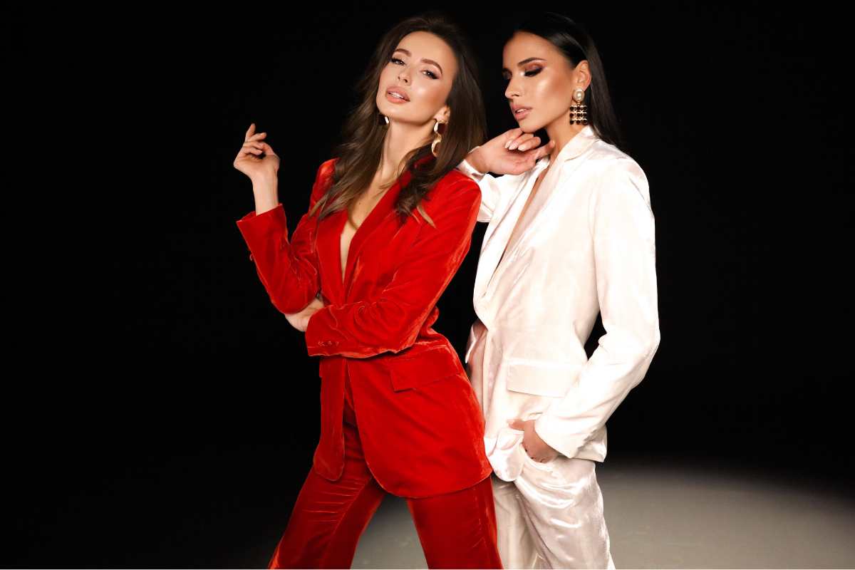 modelle tailleur rosso e tailleur bianco