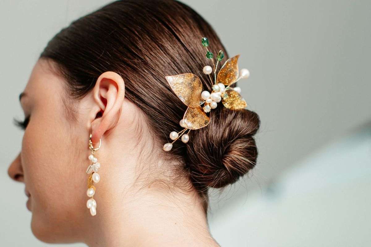 ragazza con acconciatura elegante