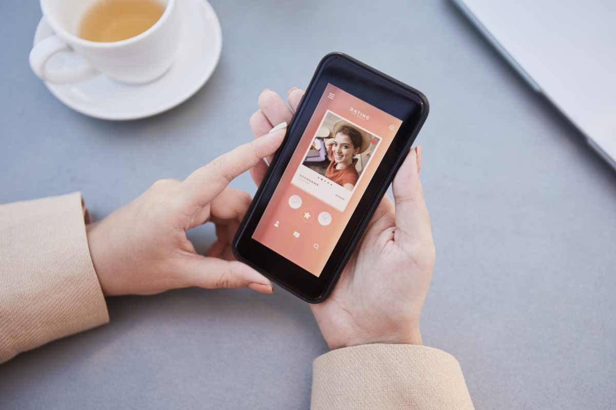 donna che utilizza app di incontri sul cellulare