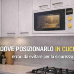 Cucina moderna con forno microonde posizionato in alto fra i pensili