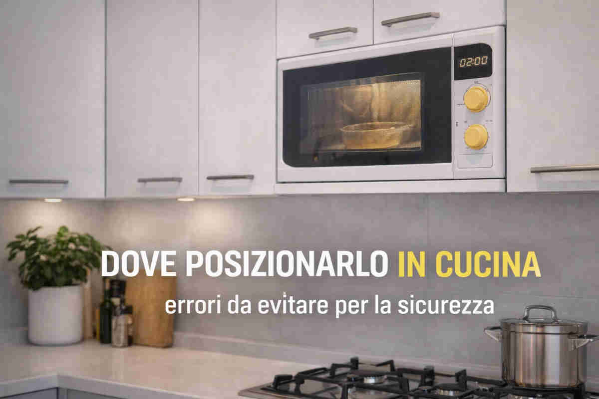 Cucina moderna con forno microonde posizionato in alto fra i pensili