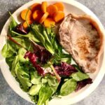 piatto con insalata e carne