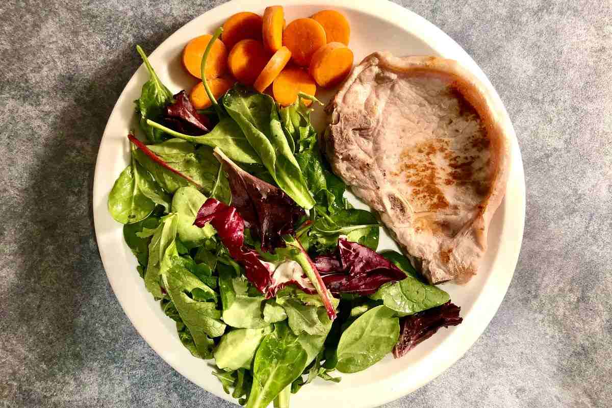 piatto con insalata e carne