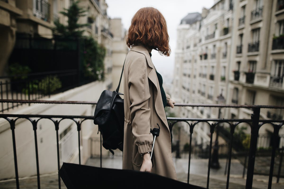 donna con trench