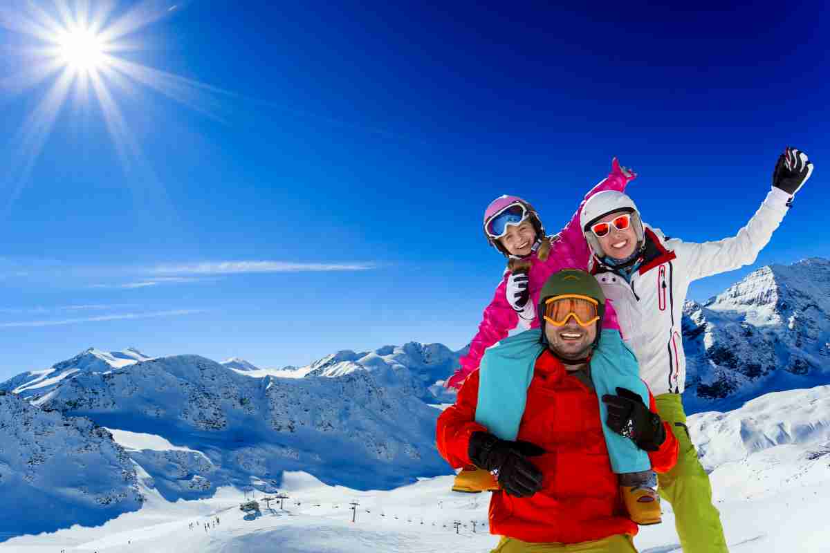 famiglia felice sulla neve