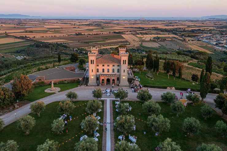Castello con tenuta vinicola