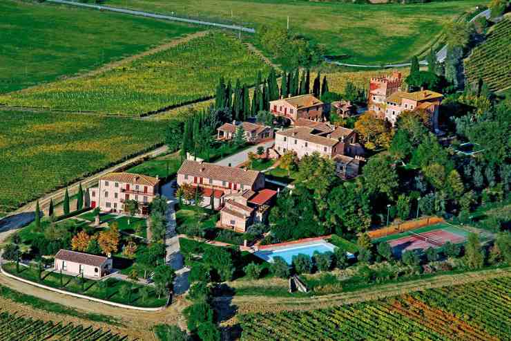 tenuta vinicola con piscina esterna