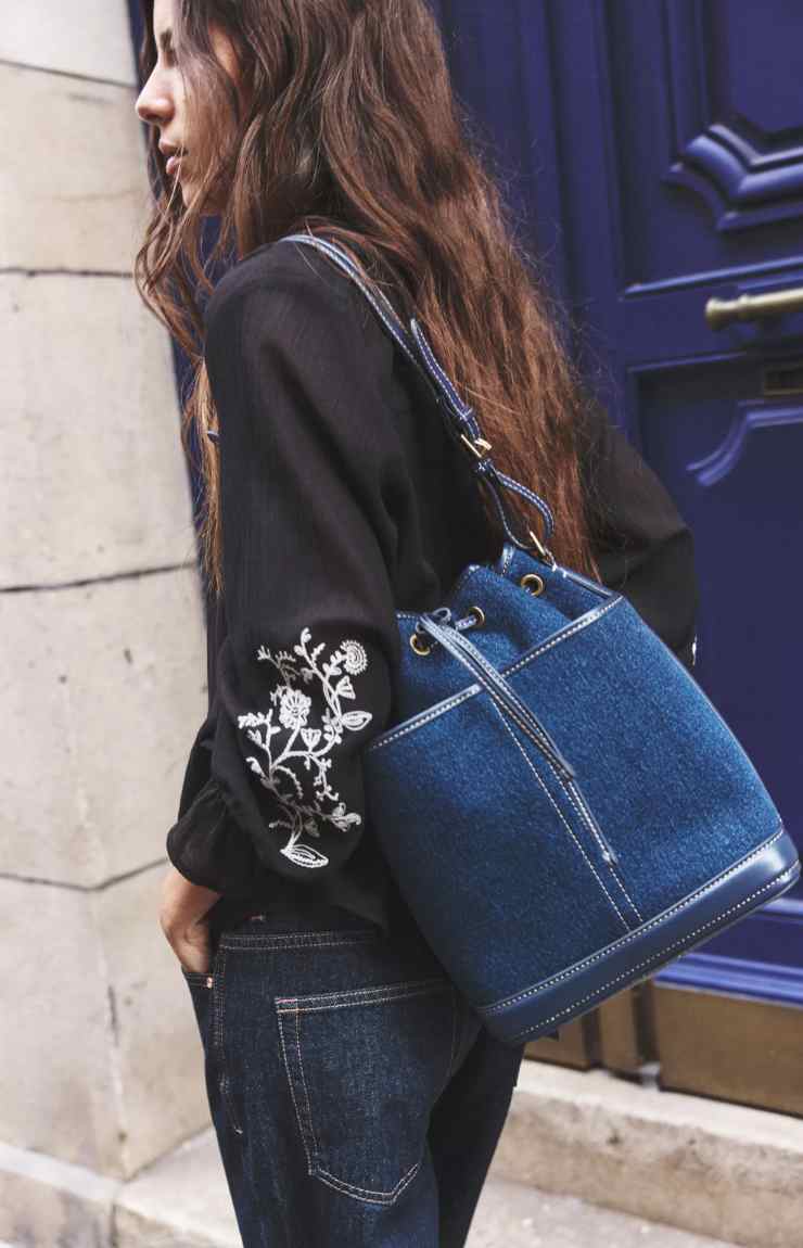 modella maxi borsa in denim