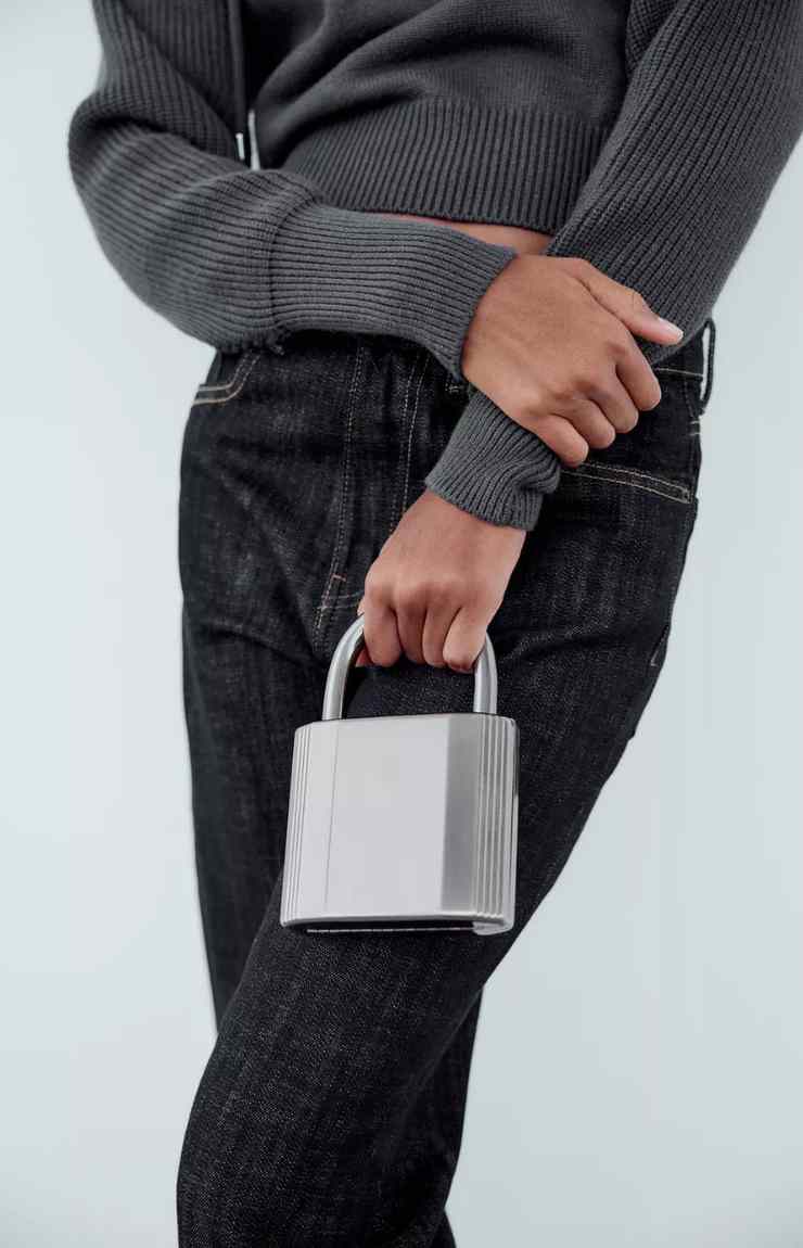 modella borsa minaudière metallica