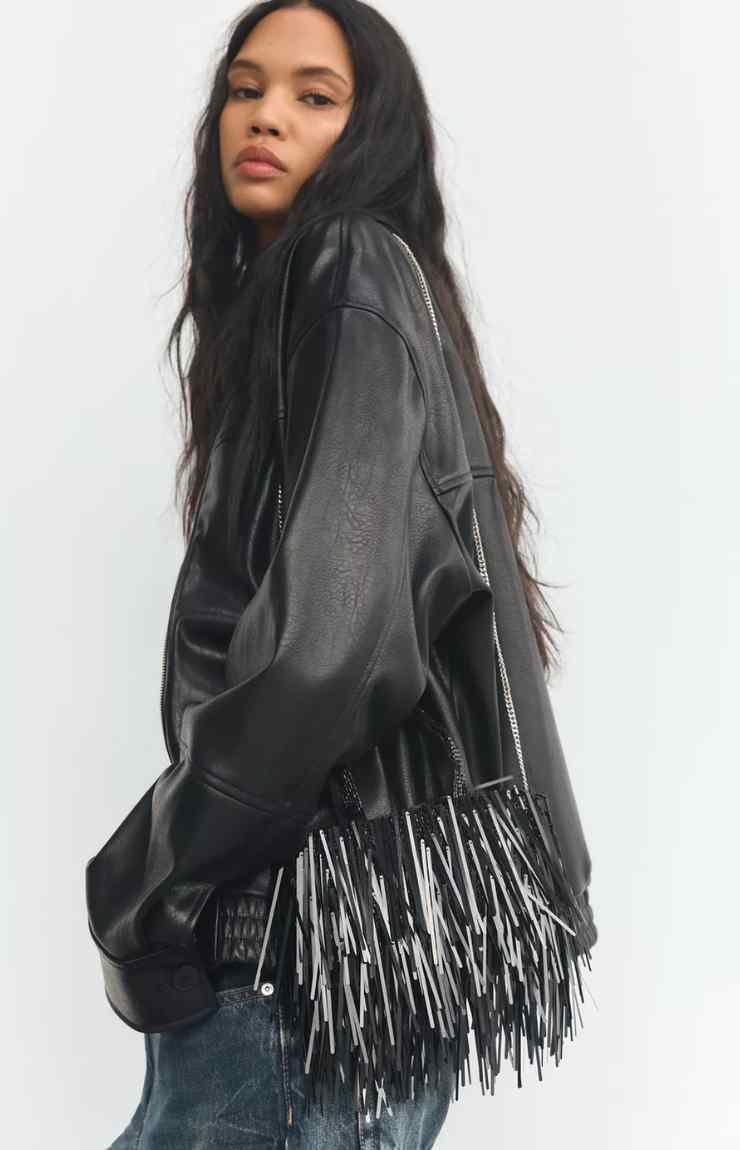 modella borsa secchiello con perline