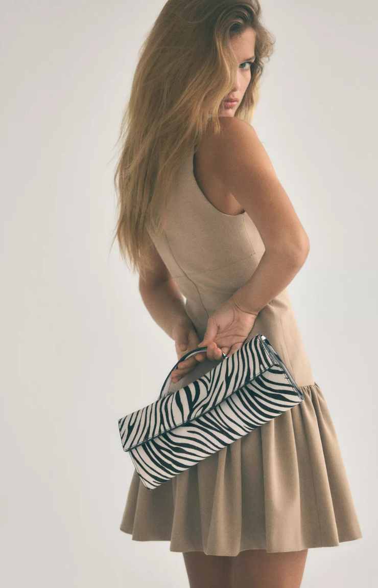 modella borsa animalier