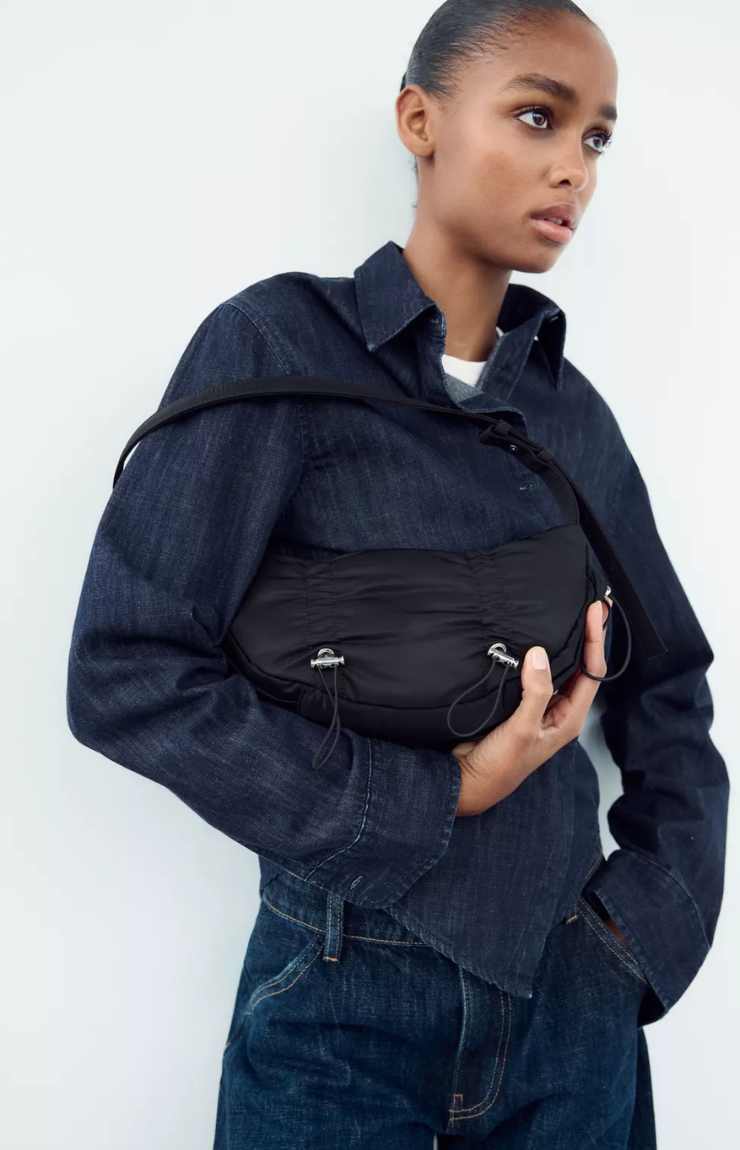 modella mini borsa a spalla