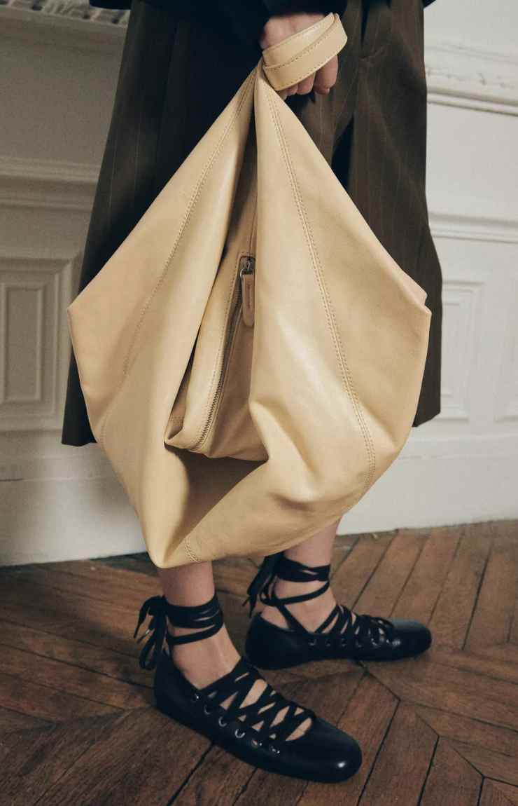 modella maxi tracolla