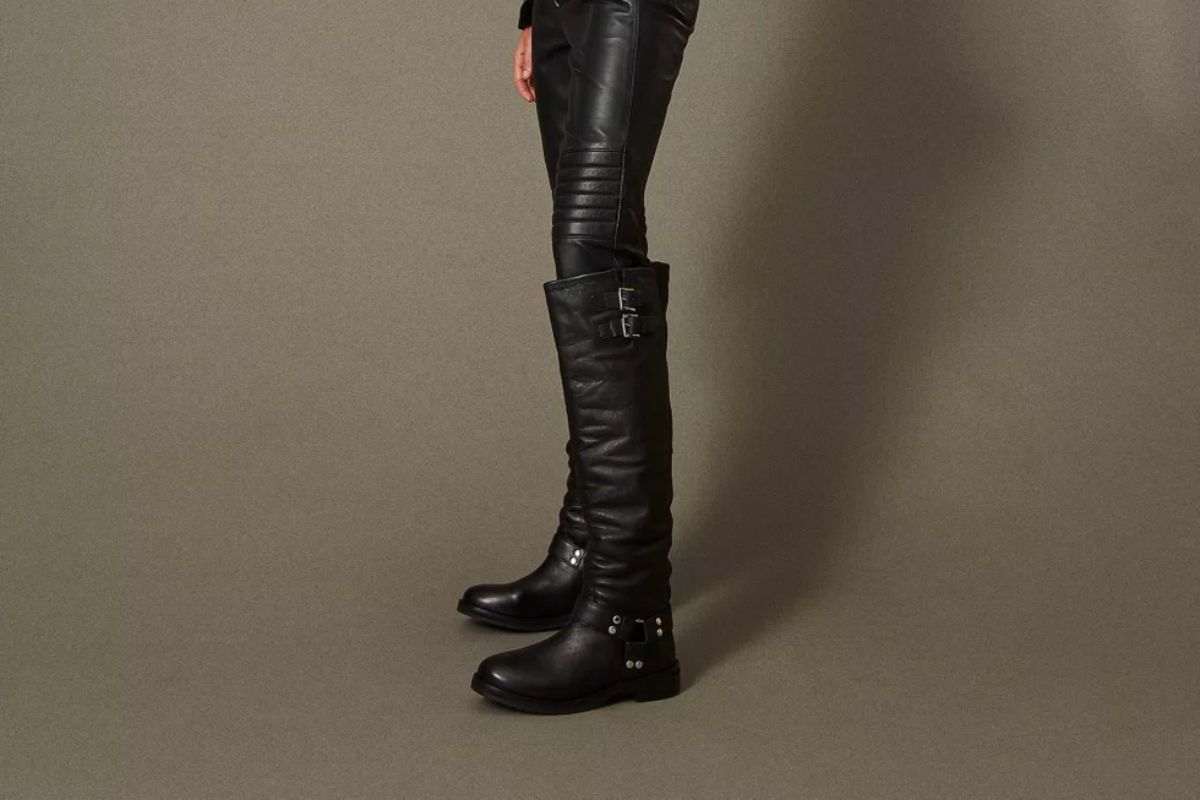 modella Twinset con stivali equestri