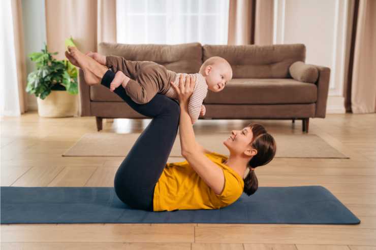 mamma che fa yoga in casa con il suo bambino