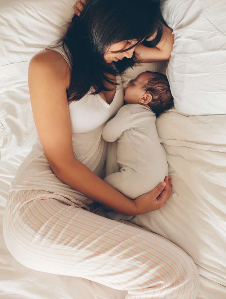 mamma che dorme con bambino accanto