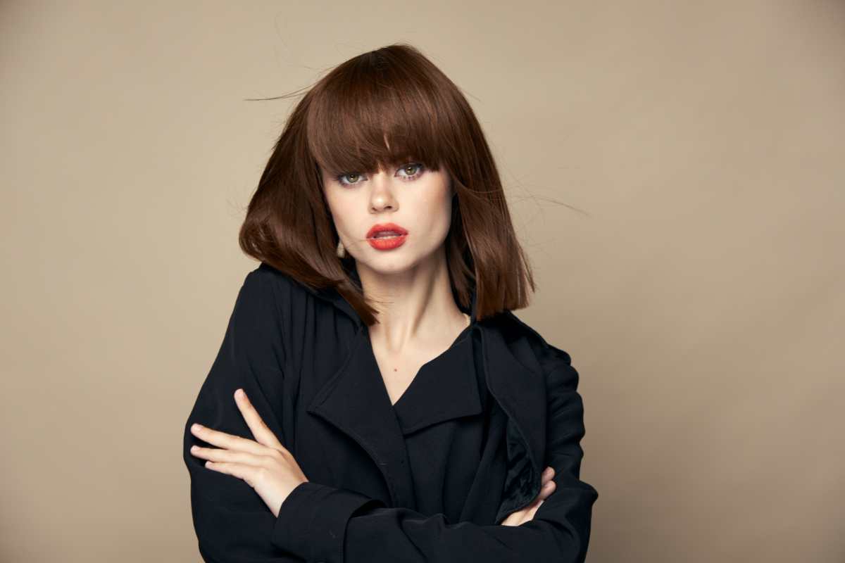 modella con cappotto nero elegante