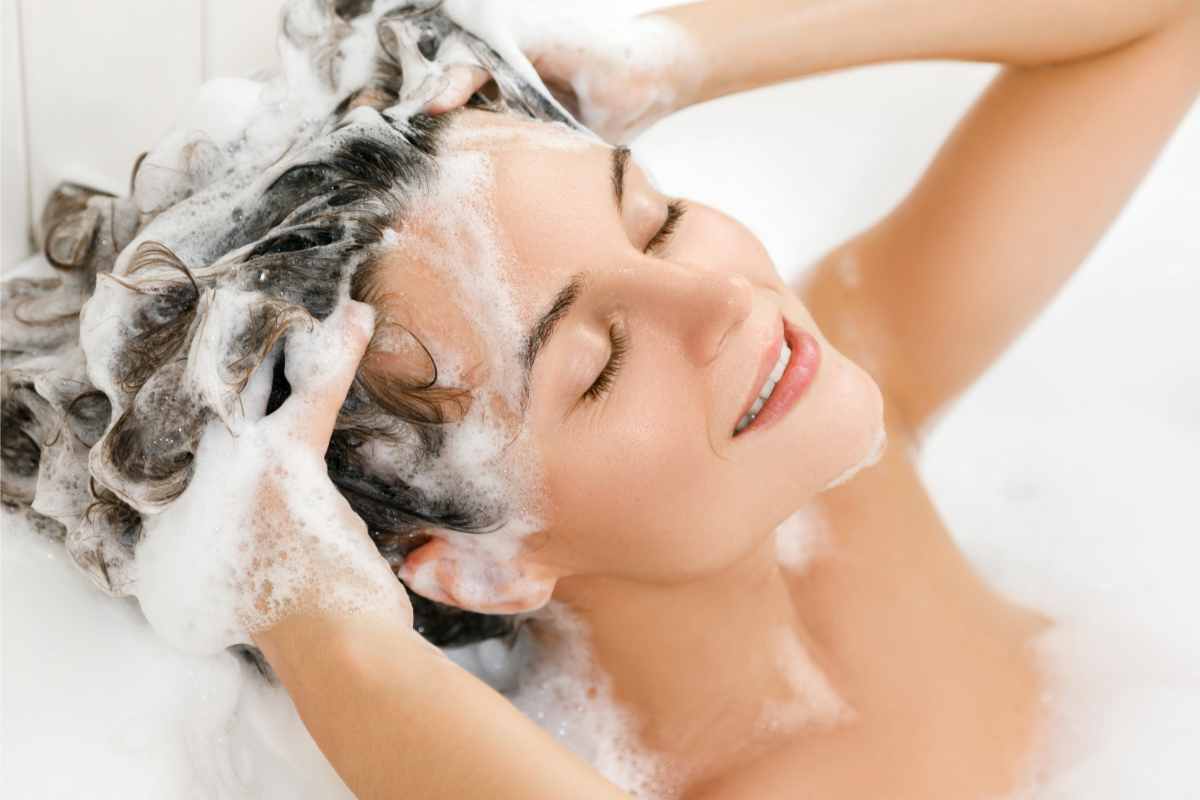 donna che si lava i capelli