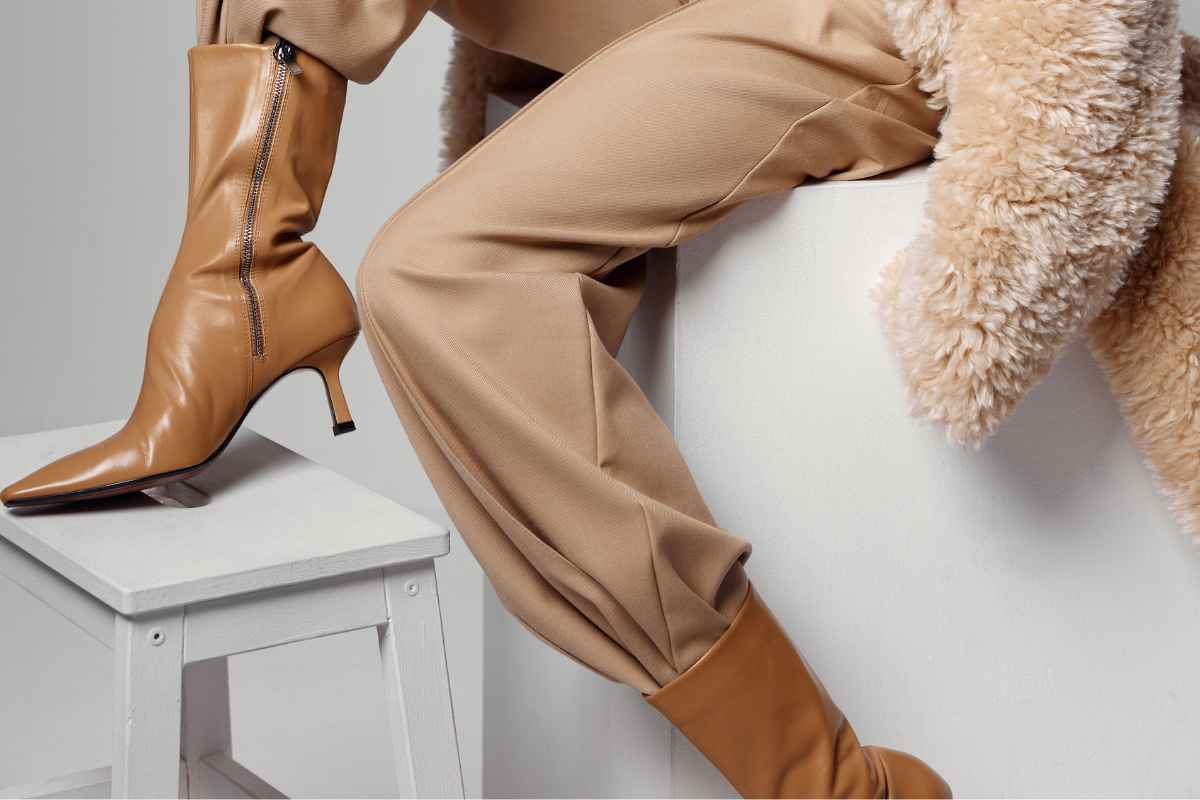 stivaletti color cuoio e pantaloni beige