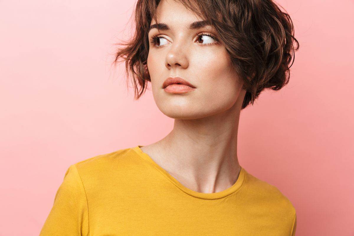 ragazza con taglio capelli corto con ciuffo lungo