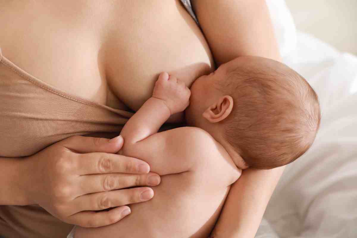 mamma con bimbo in braccio durante l'allattamento