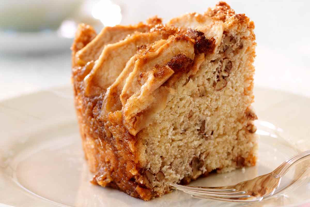 Fetta di Ciambellone alle mele in un piatto