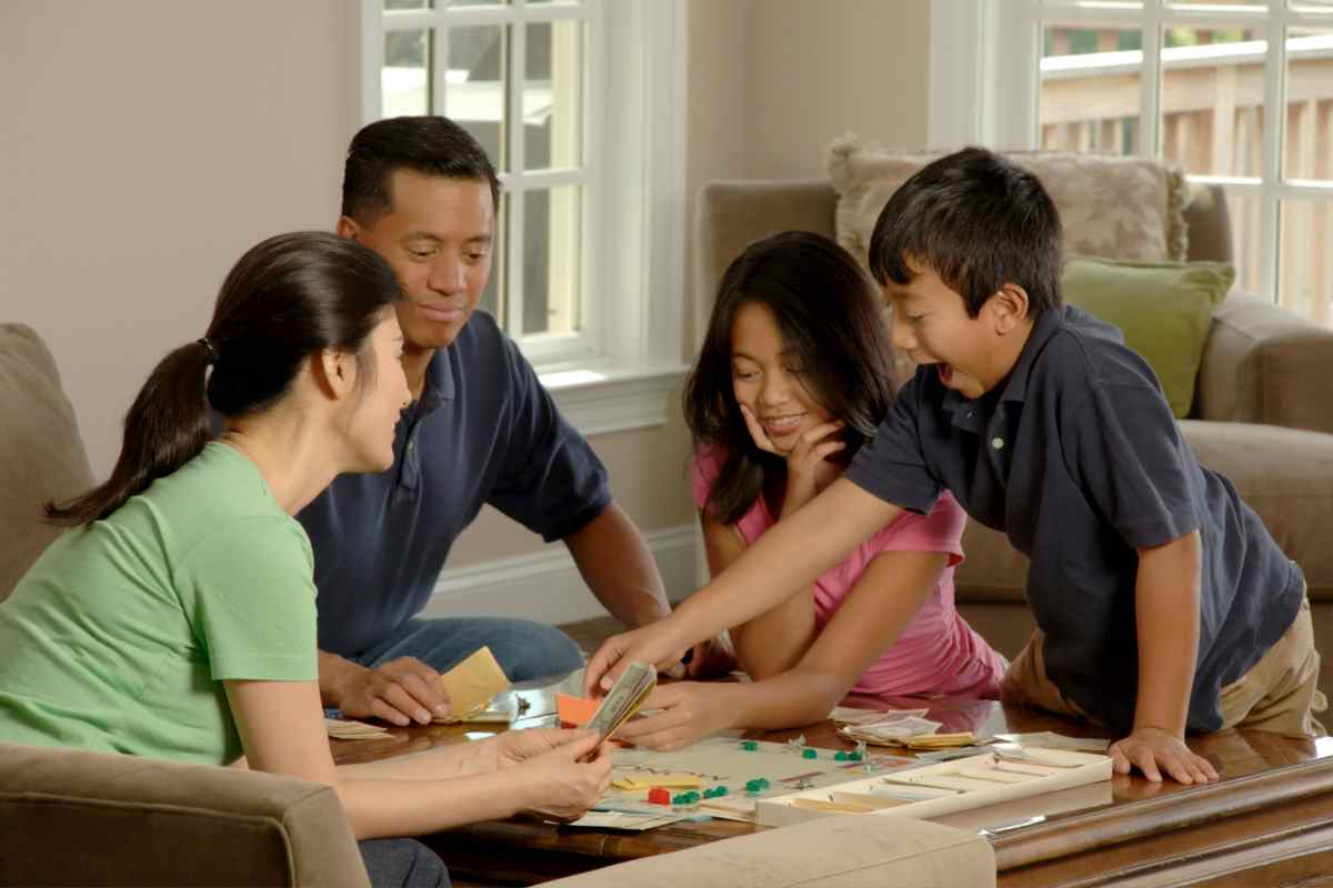 Una famiglia che gioca ai giochi da tavolo