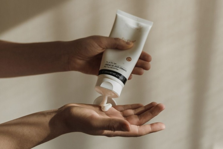 persona che applica crema sulle mani