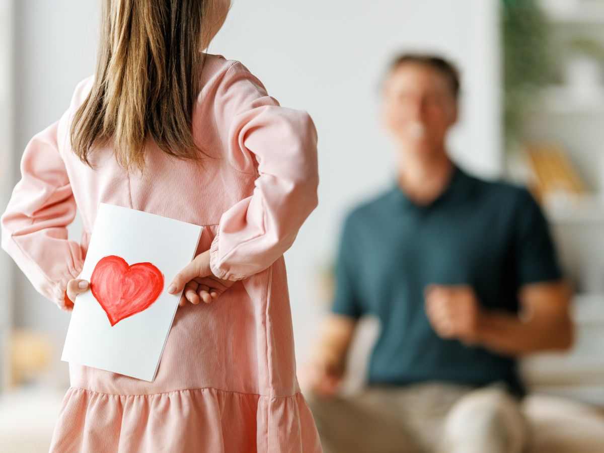 bambina con biglietto dietro la schiena
