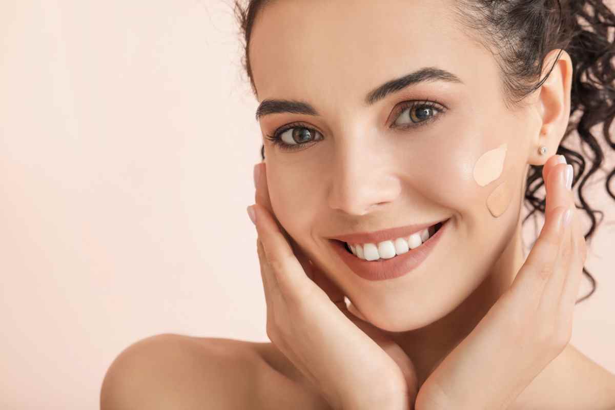 donna con fondotinta liquido sul viso